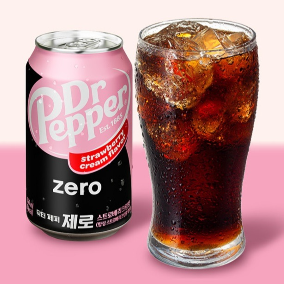 딕터페퍼 제로 스트로베리크림향 캔과 얼음이 든 컵에 담겨 잇는 이미지