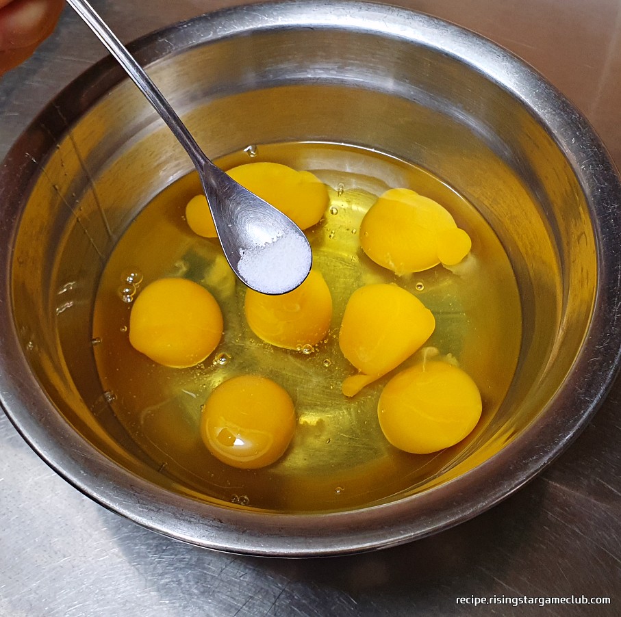 동그랑땡에 사용할 계란에 맛소금을 넣는 사진