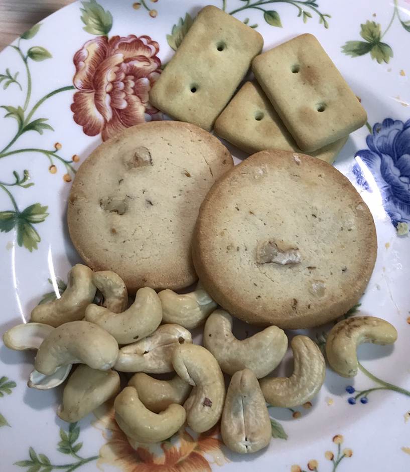 접시에 한살림 건빵, 한살림 호두쿠키, 캐슈넛을 담은 모습입니다.