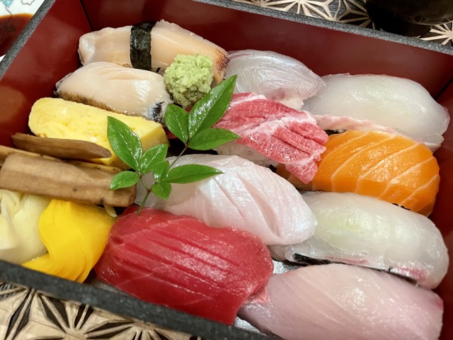 초밥에-윤기가-흐르는것이-너무-맛있어보인다