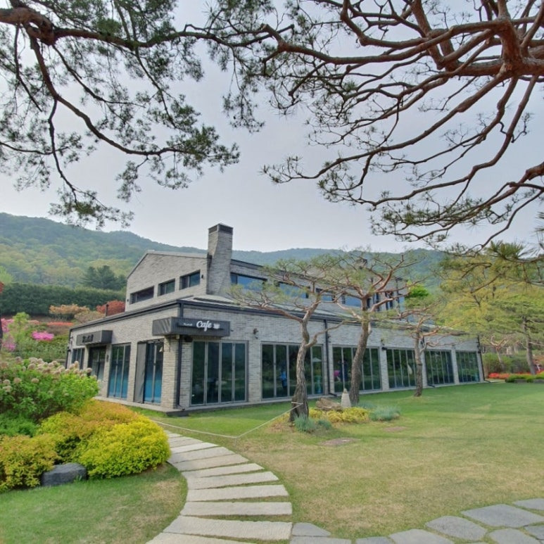 대형 테라스와 정원이 있는 카페 맛집 추천