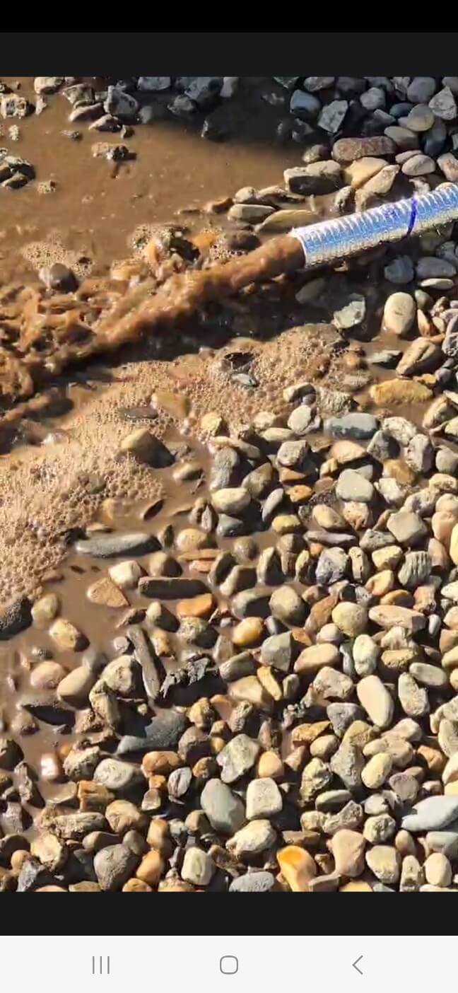 보일러 배관에서 오염된 물 나오는 장면