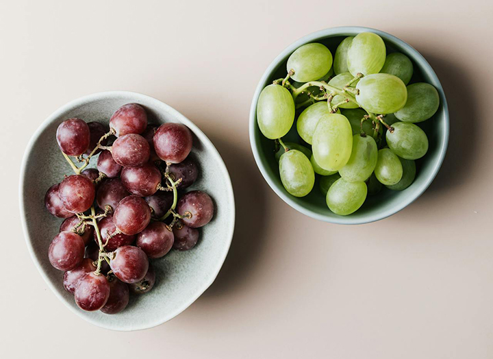 접시에-담긴-신선한-포도