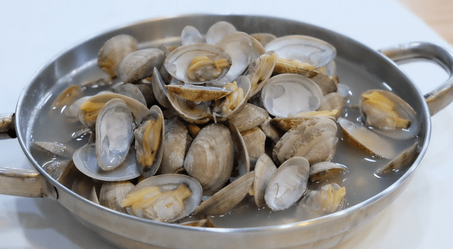 2월 제철 음식 바지락 찌개가 냄비에 담겨 있다