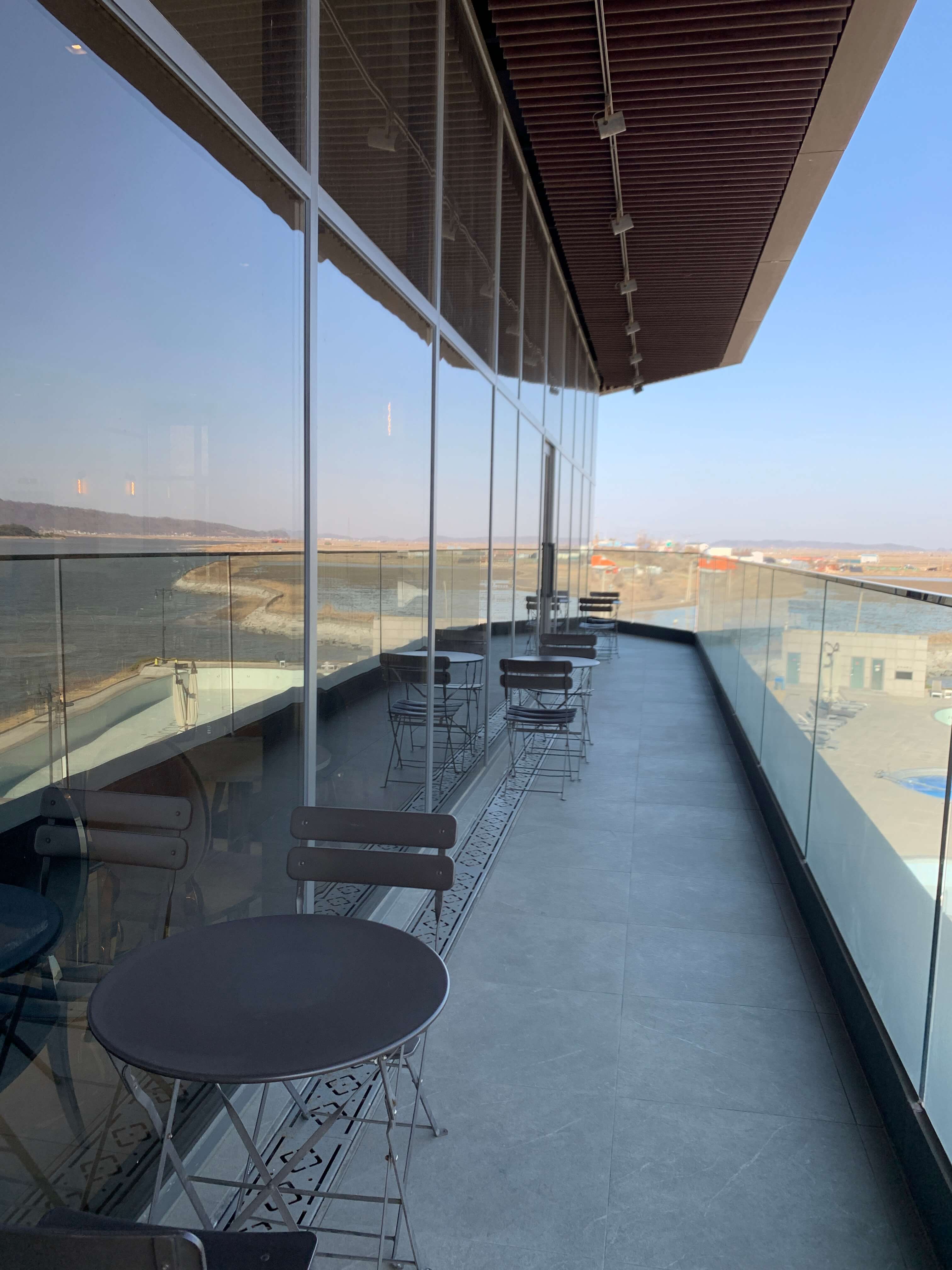 정면 테라스 자리