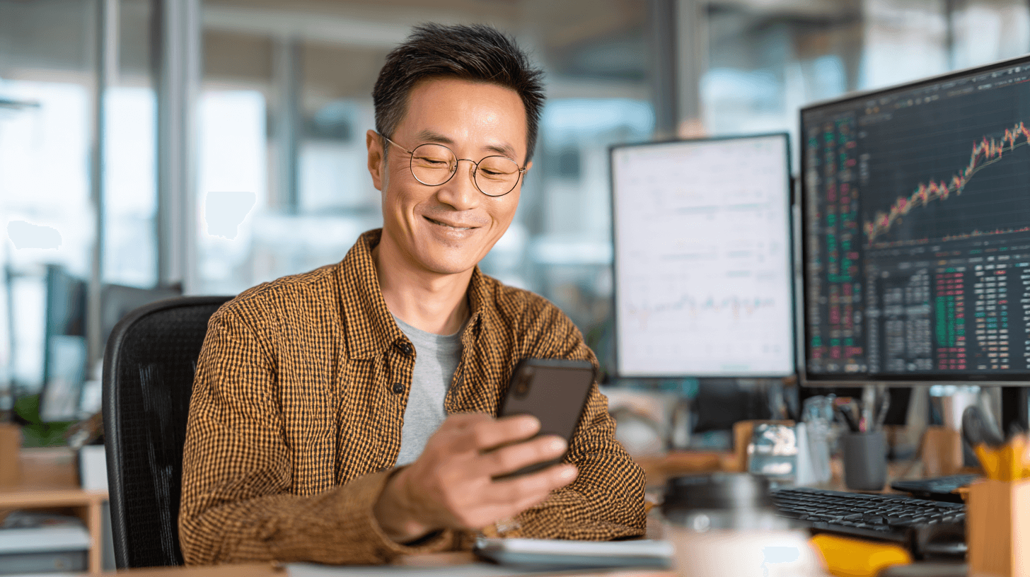 핸드폰을-들고-미소짓는-사람