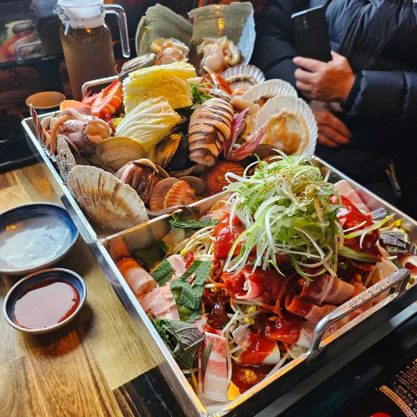 생생정보 대결 맛 대 맛 철판 삼겹살 해물 전골 vs 철판 오겹살 수육 한 상 음식점 위치