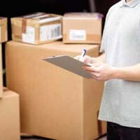 택배를-체크하는-사람-사진