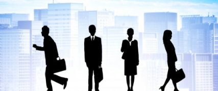 사람들이 가방을 들고 서 있는 모습의 그림자