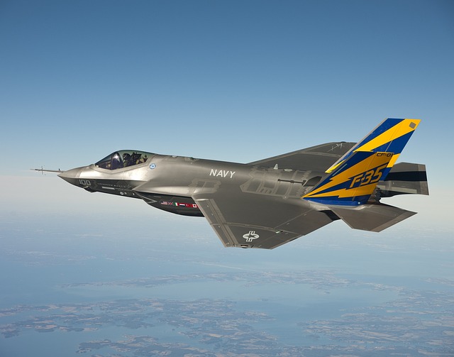 하늘을 날고 있는 F-35비행기