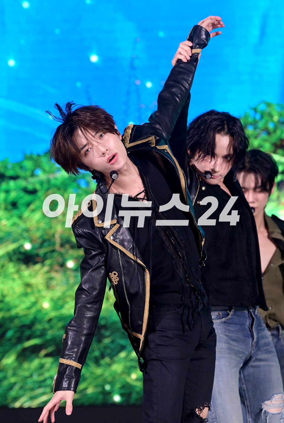 그룹 투모로우바이투게더 범규가 26일 오후 서울 강남구 코엑스 오디토리움에서 열린 투모로우바이투게더(TOMORROW X TOGETHER, TXT) 미니 5집 '이름의 장: TEMPTATION' 발매 쇼케이스에서 타이틀곡 무대를 선보이고 있다. [사진=정소희 기자]