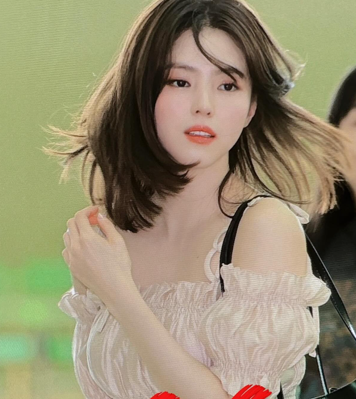 한소희 화사한 옷 입고 출연