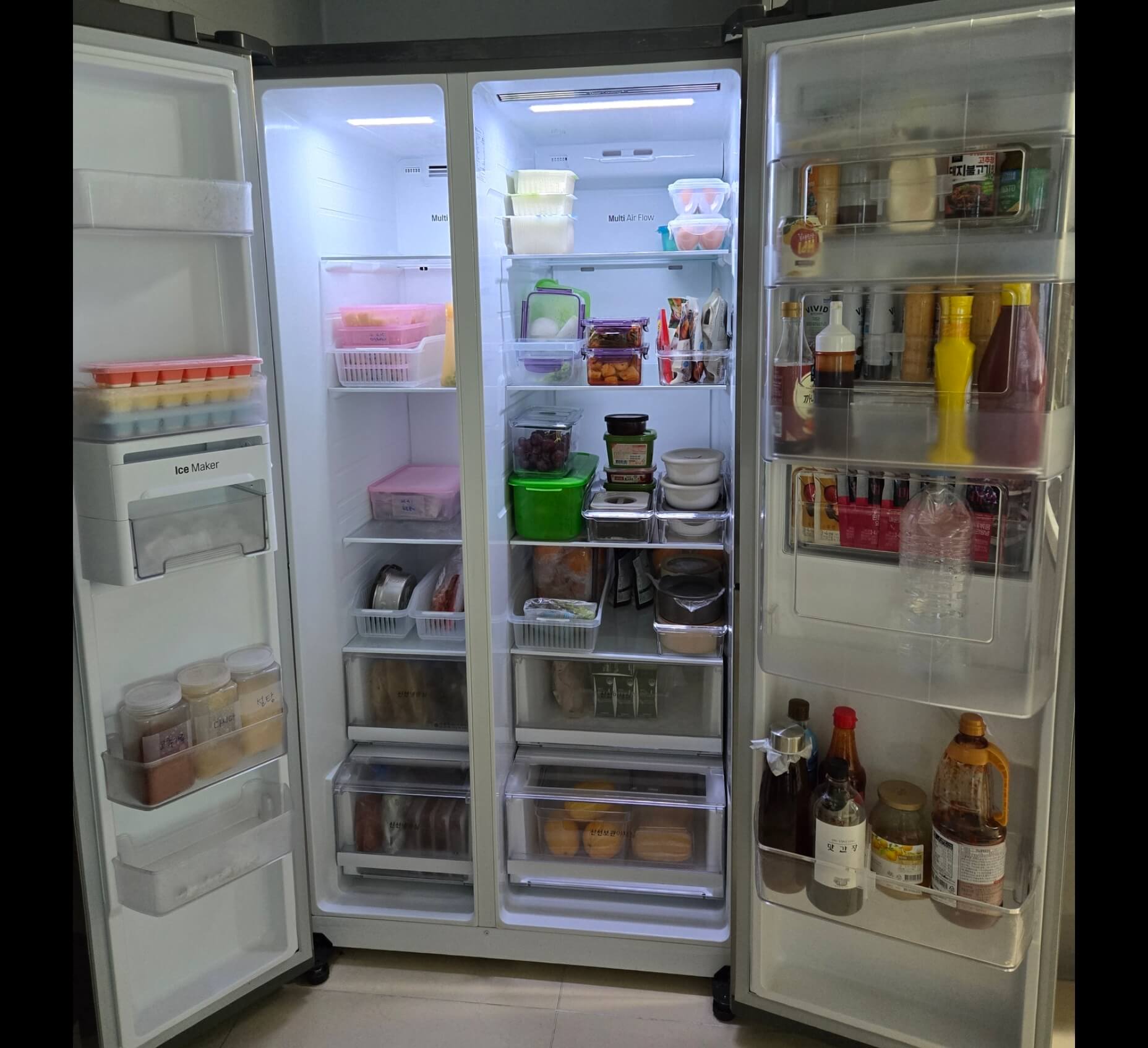 냉장고 칸칸이 구획나누어 종류별로, 정리된 모습의 사진