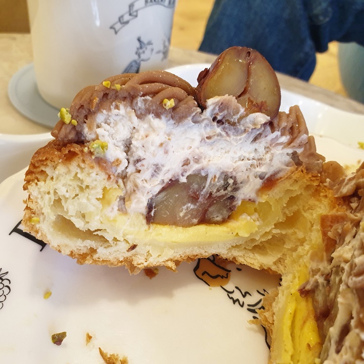 베이커리블레어의-마롱크림페스트리를-자른-단면엔-밤과-밤크림-커스타드크림이-들어있다