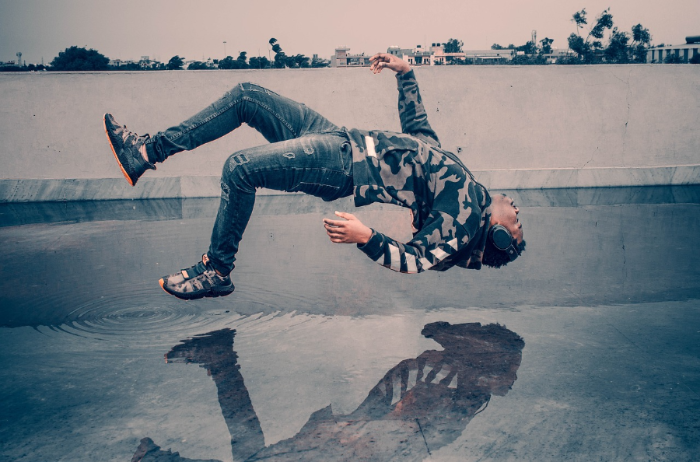 한 남자가 공중에 떠 있는 모습