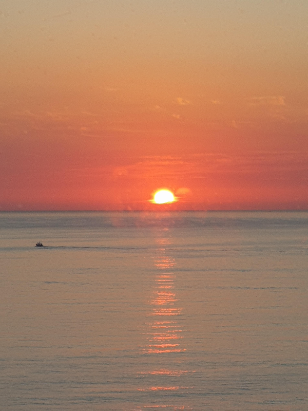 해가 반쯤 드러나있는 모습