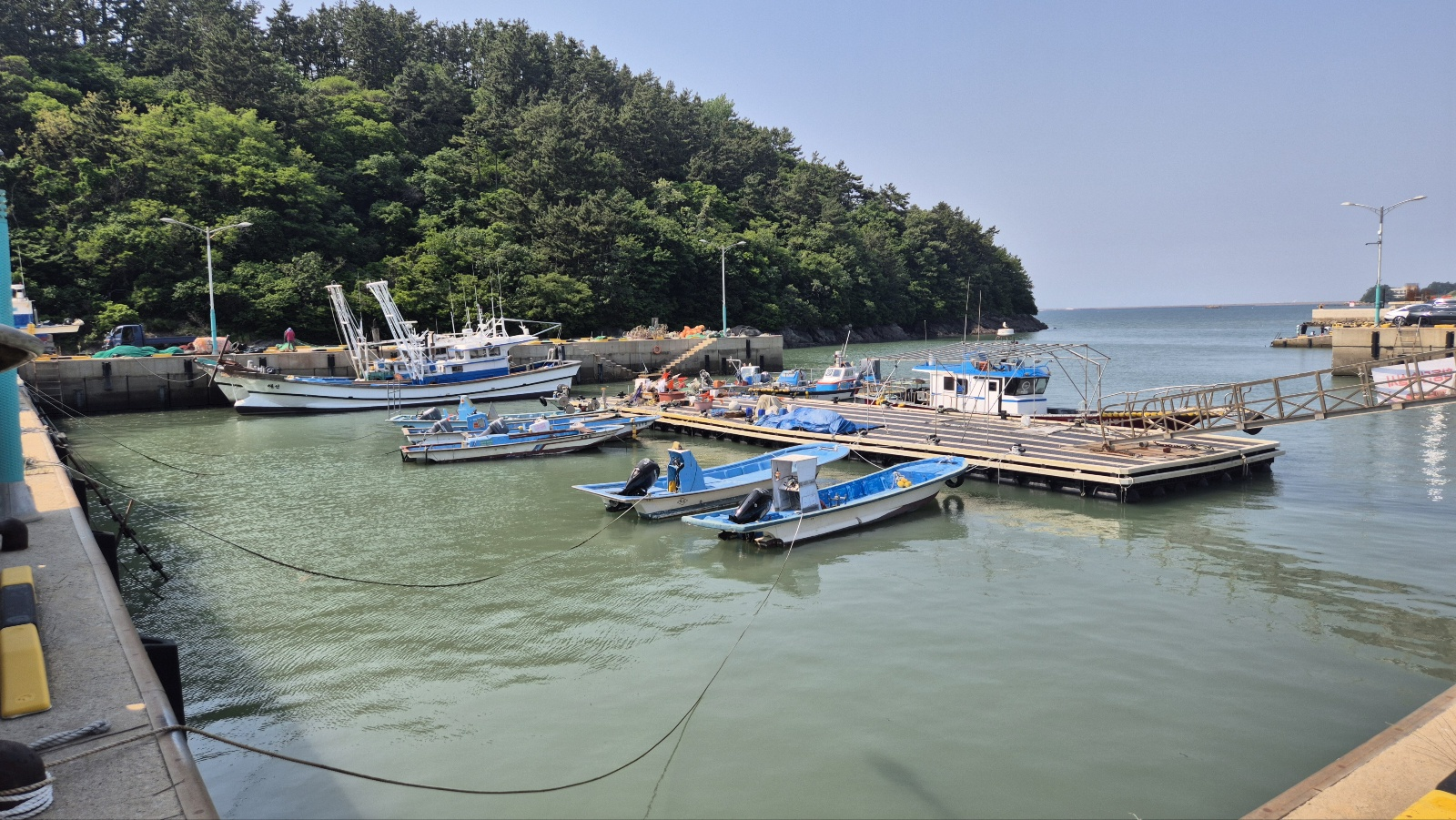 송포항에 정박한 배들