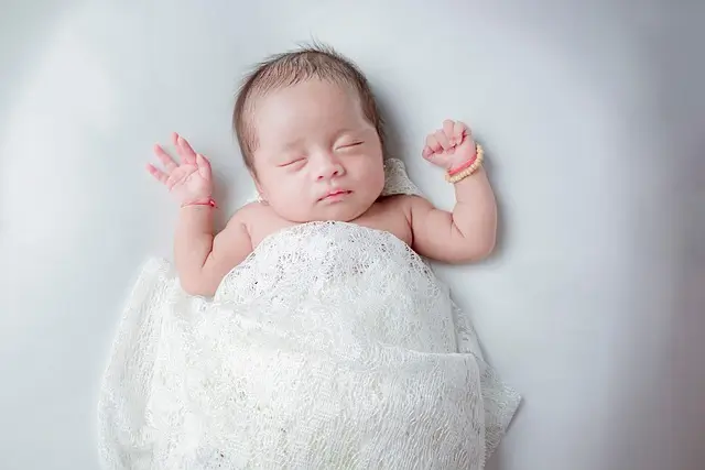 누워서 자고있는 아기