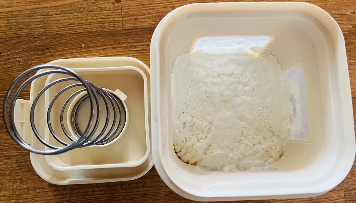 유청분리에세 만들어진 요거트를 부은 사진