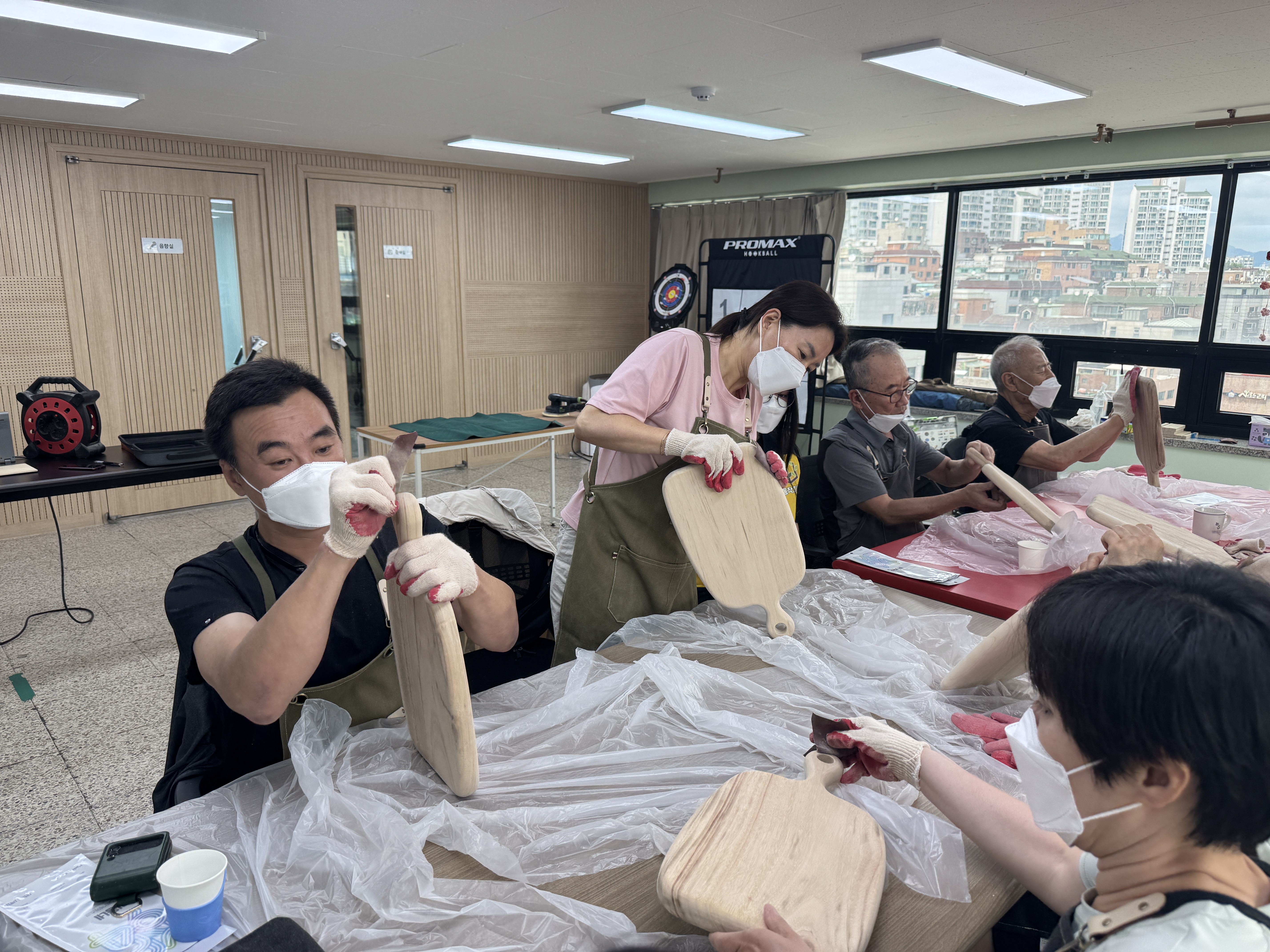 나무도마의 결을 다듬는 모습