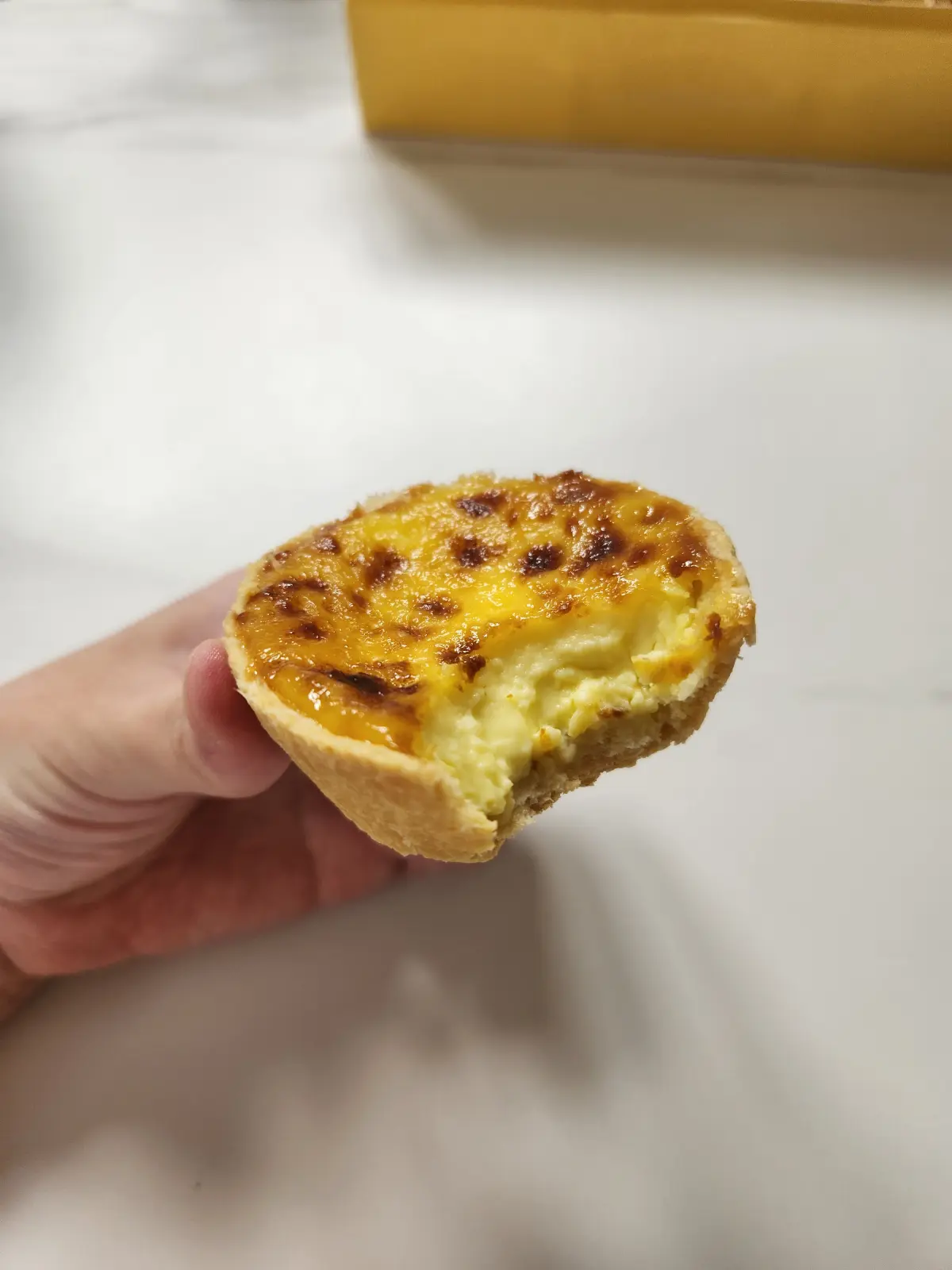 서울-종로-서촌-에그타르트-디저트-맛집-통인스윗-테이크아웃-고소한-에그-타르트-한입