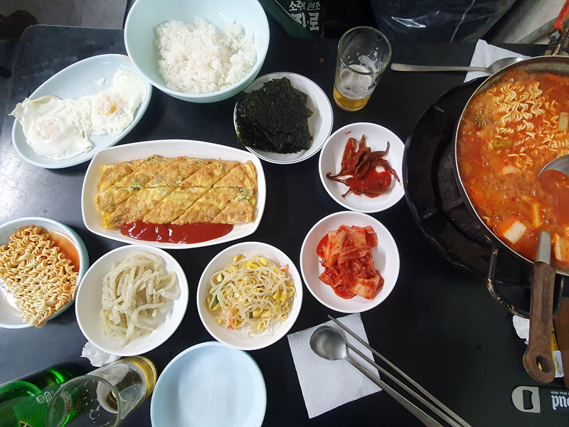 김치찌개와-계란말이-한상