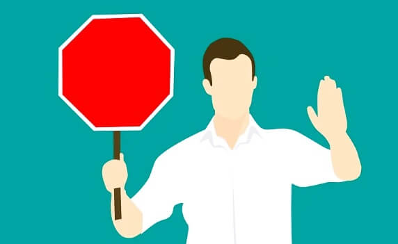 빨간-팻말을-들고있는-사람