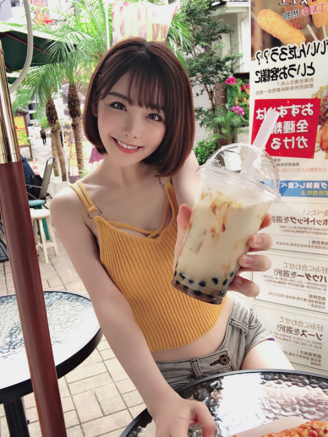 야외 커피숍 투어하는 후카다 에이미(Eimi Fukada, 深田えいみ) 사진