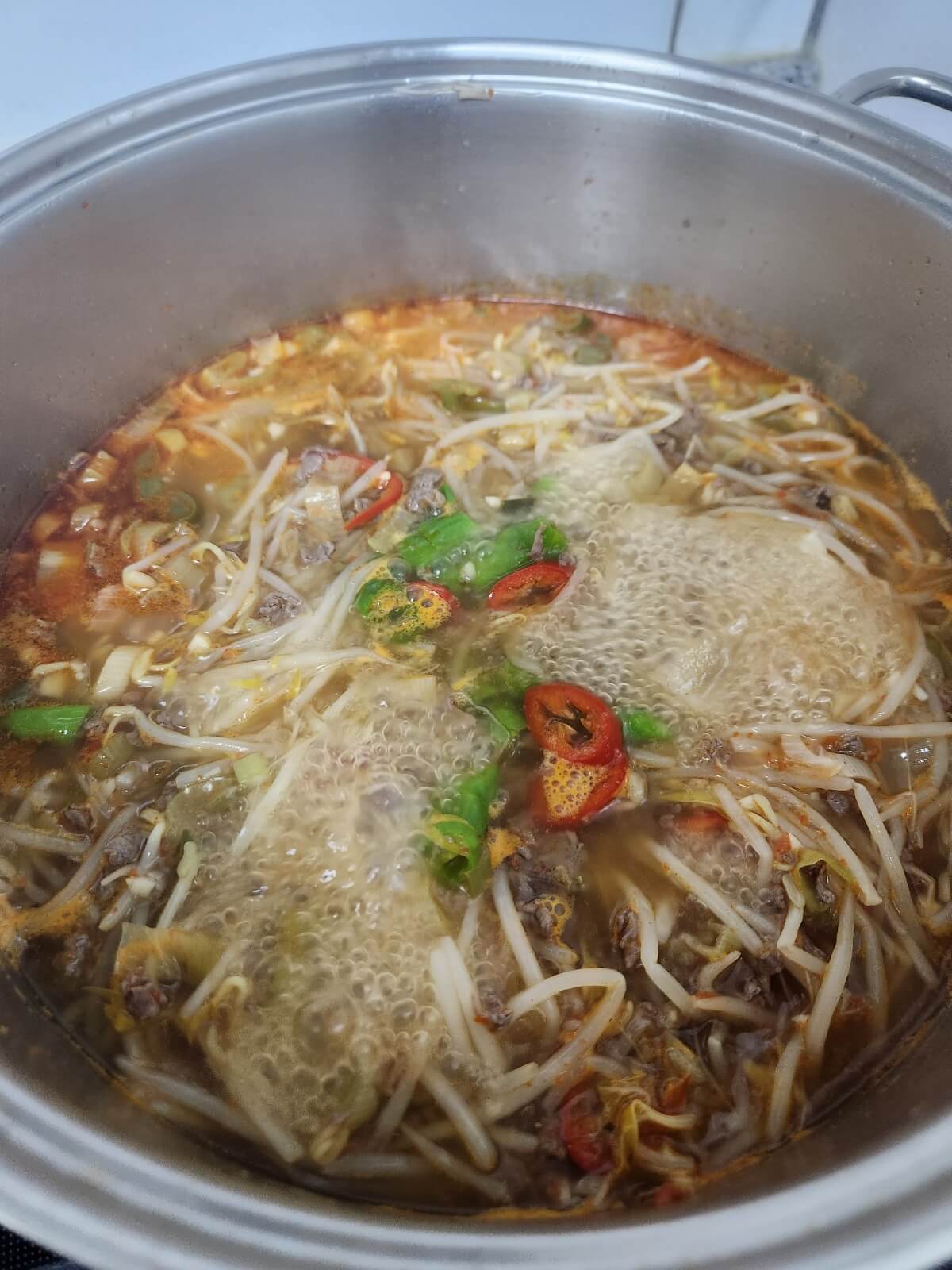 국물을 넣고 끓이기