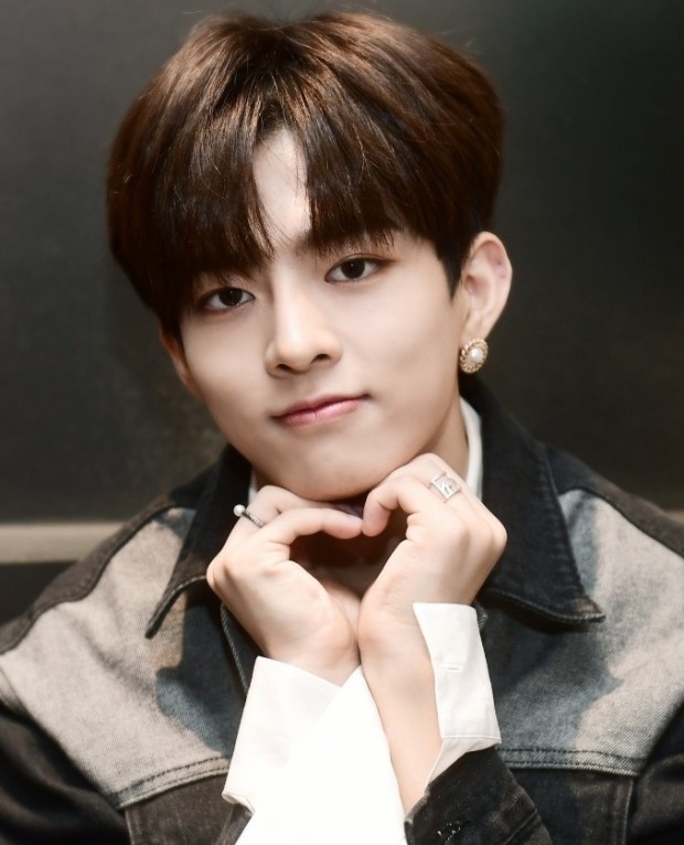 하트 하는 정수빈의 모습