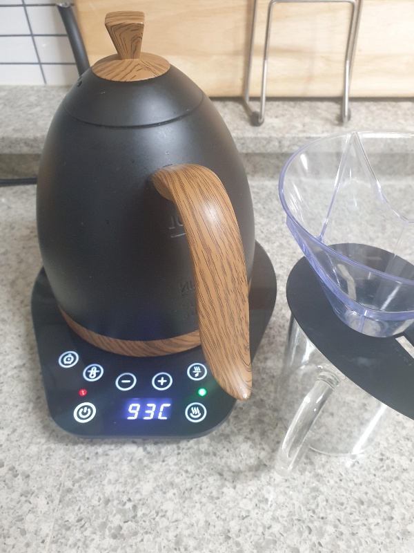 테이블 위에 브뤼스타 드립포트와 하리오 무겐 드리퍼가 놓여있다.