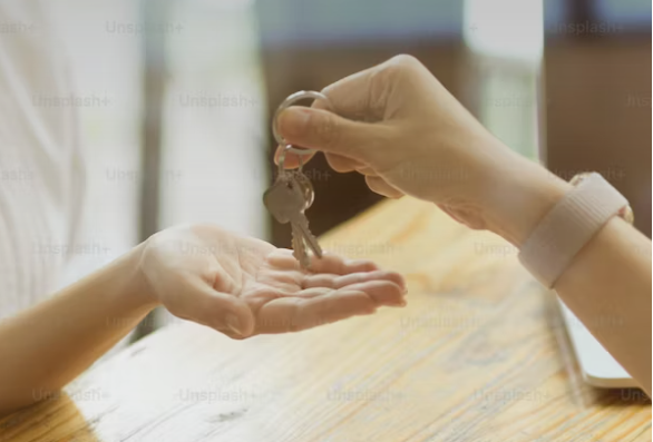 주택임대차-계약후-열쇠를-건네-받고-있다