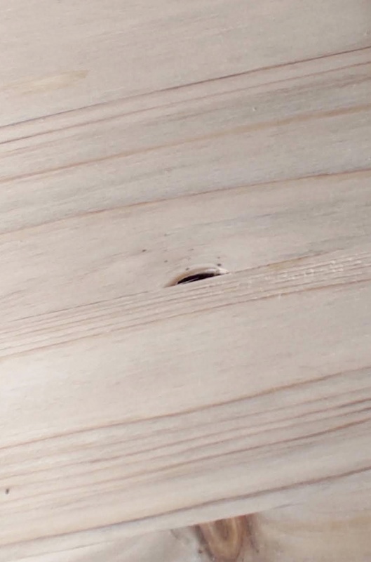 옹이로 푹 패여 있는 목재