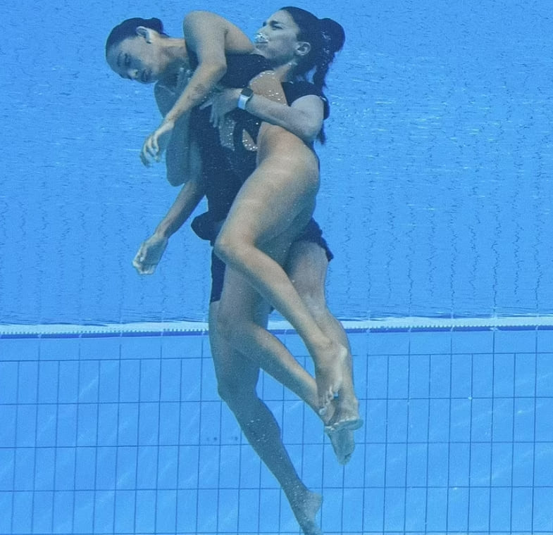 싱크로나이즈 수영선수&#44; 실신해 긴급 구조되는 긴박한 모습 VIDEO: Incredible moment US synchronised swimmer&#39;s coach leaps into pool to save her life..