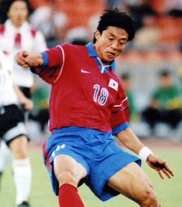 황선홍- 붉은반팔상의 파란반바지 국가대표 유니폼을 입은 황선홍이 스러지듯 공을 차는 모습