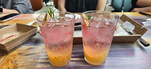 상큼한 색상의 레몬 에이드