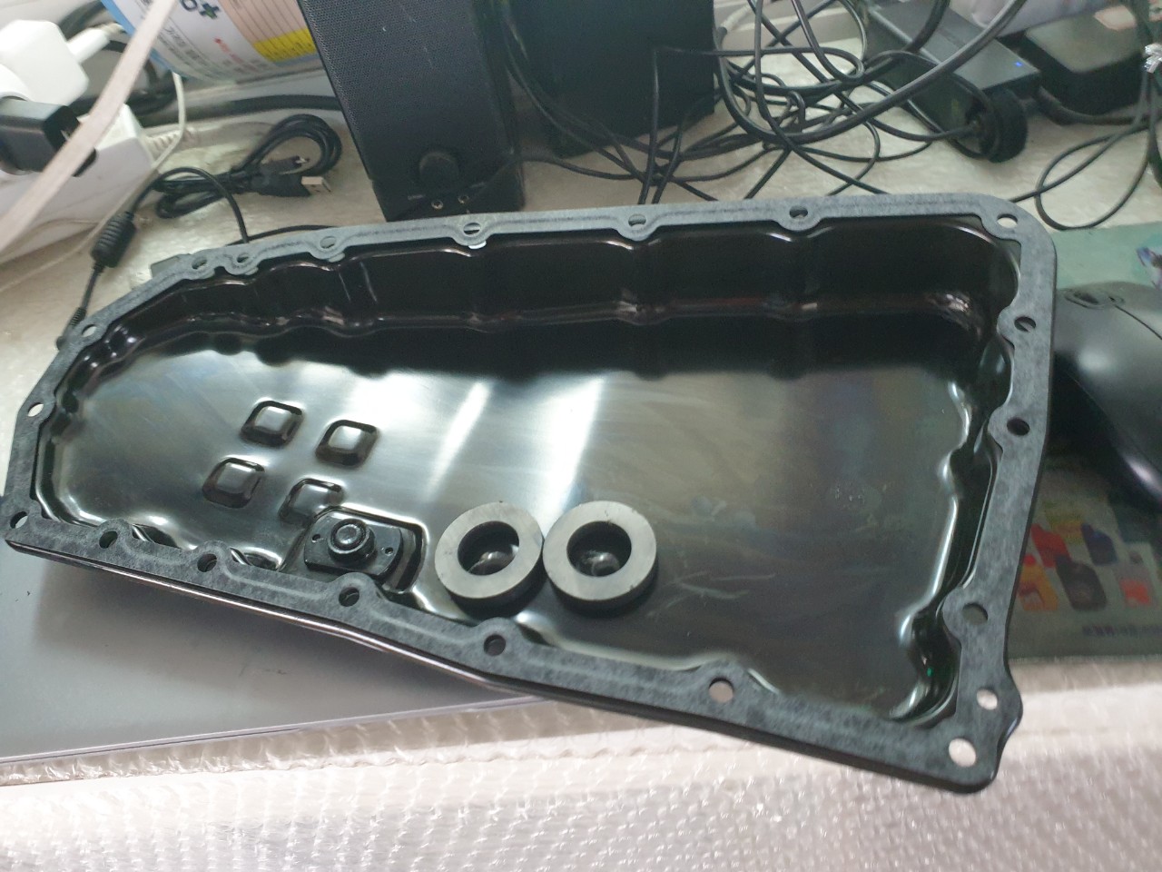 깨끗하게 세척된 미션오일 펜과 동그란 마그네틱