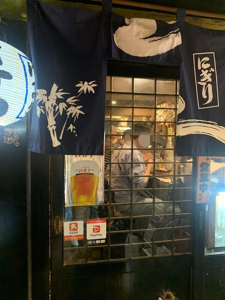 천이 올라가 내부가 살짝보이는 입구 