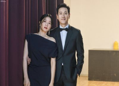 멋진 수트를 입은 이선균과 멋있는 드레스를 입은 전혜진