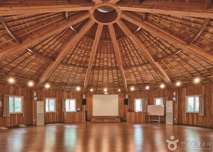 디톡스 여행 추천지_영주 국립산림치유원, 충주 깊은산속 옹달샘, 정선 파크로쉬, 홍천 힐리언스 선마을