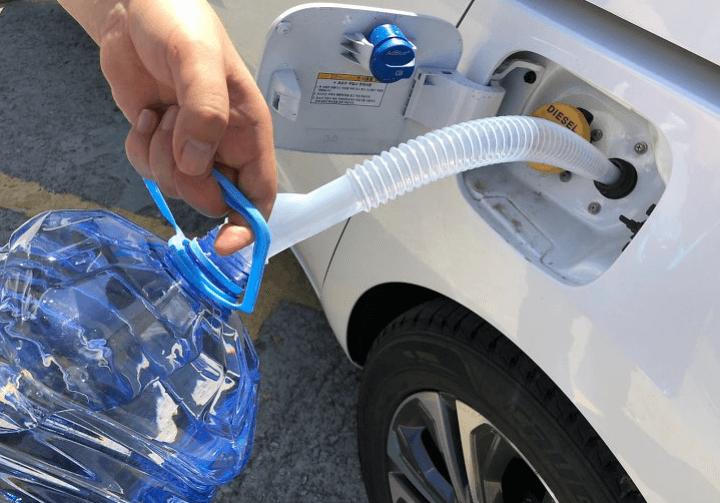 요소수를-넣고있는-차량