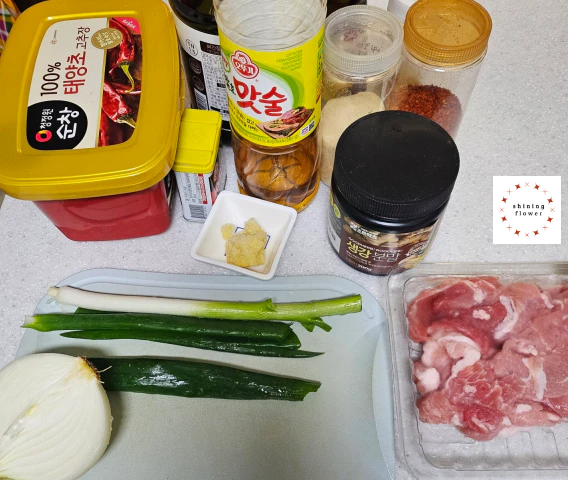 제육볶음 양념-고추장-고춧가루-후추-진간장-생강분말-다진마늘-대파-양파-돼지고기-맛술-설탕