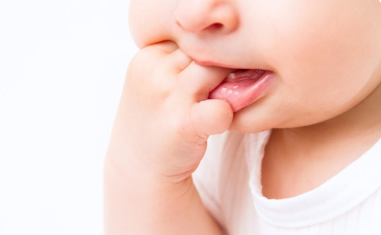 붕대 감기로 인한 아기의 손가락 괴사 관련 이미지