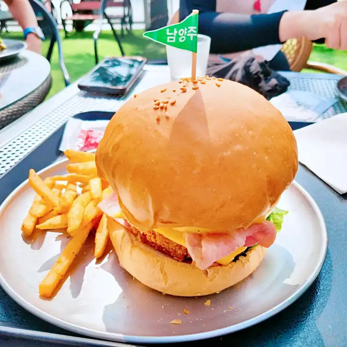 북한강 리버뷰 남양주 맛집 분위기 폭발 한강뷰 즐기는 수제 새우 버거 햄버거