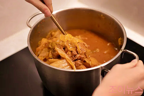 국, 찌개는 수저로 먹지 않고, 건더기 위주로만 먹기