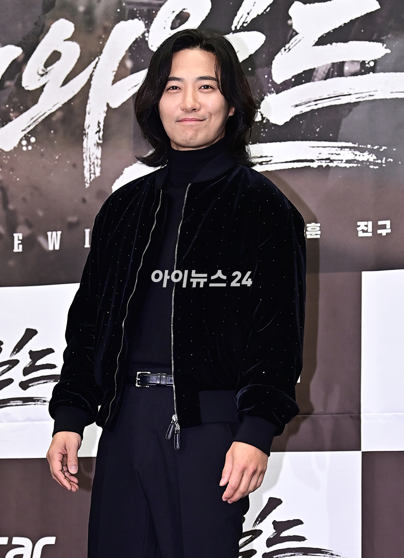 배우 진구가 3일 오전 서울 상암동 스탠포드 호텔에서 진행된 MBN 새 예능 &#39;더 와일드(THE WILD)&#39;제작발표회에서 기념 촬영을 하고 있다. [사진=곽영래 기자]