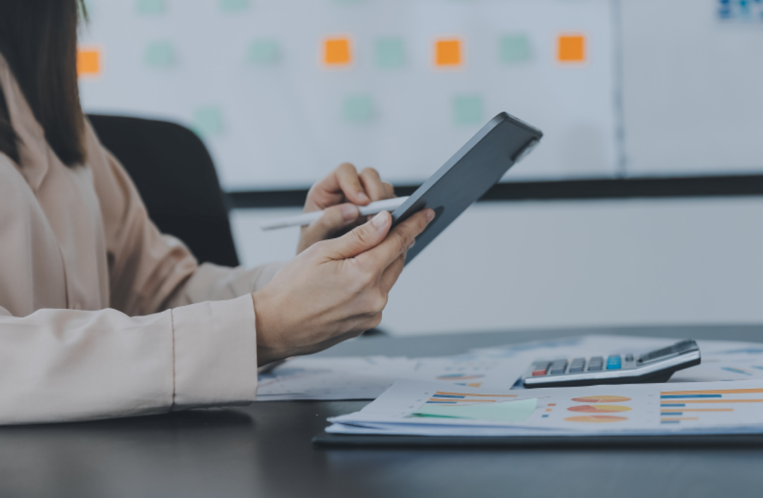 한 여성이 태블릿 PC로 자신의 업무를 보고 있다.