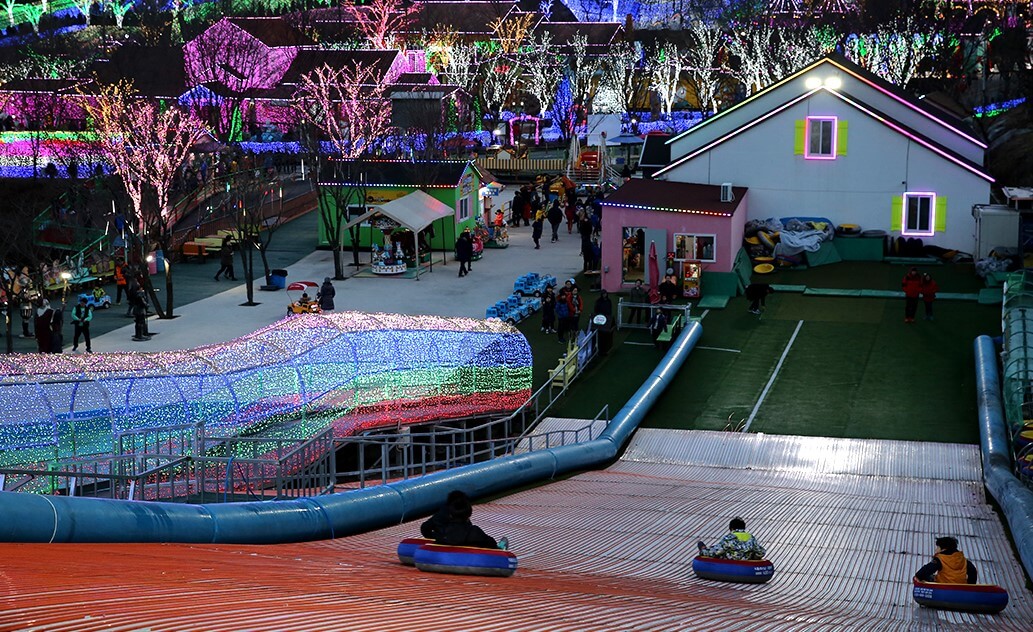 청도 프로방스 빛축제에서는 산타마을 빛축제도 함께 열립니다.