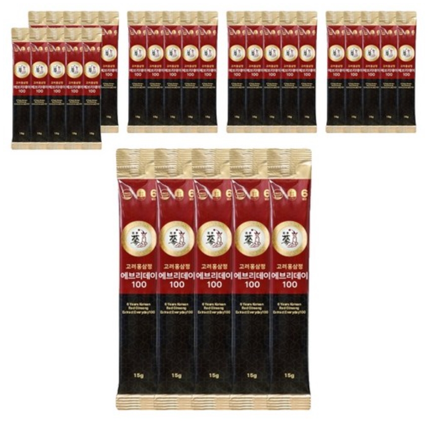 가벼운 나무 테이블 위에 시각적으로 매력적이고 현대적인 플랫 레이 배열. 중앙에는 깔끔하게 정리된 '풍년보감 에브리데이' 6년근 홍삼 스틱 팩과 스틱 몇 개를 꺼내 옆에 배치했습니다.