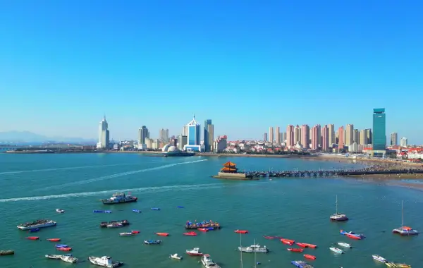 맑고-푸른-바다와-도시의-스카이라인을-배경으로-잔교-끝에-우뚝-서-있는-팔각형의-회란각